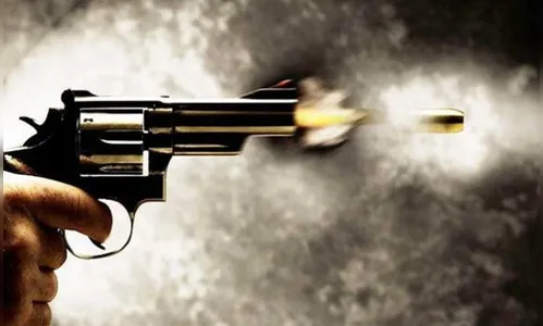 Homem faz disparos de arma de fogo para intimidar amante