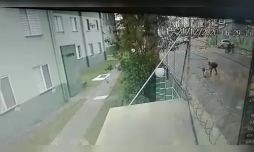 Homem mata companheira a facadas e tiros