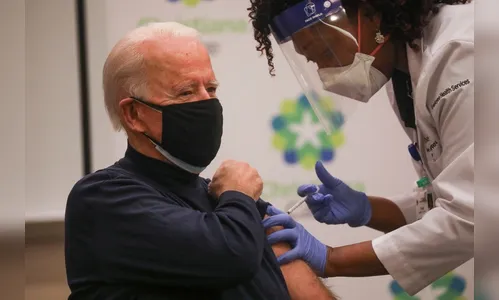 Presidente eleito dos Estados Unidos, Joe Biden, recebe 1ª dose da vacina