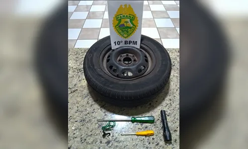 Homem de 42 anos é preso após furtar itens de carro