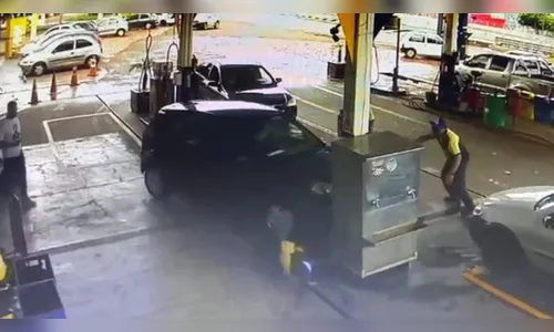 Motorista perde o controle da direção e atropela frentista; ASSISTA