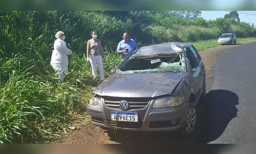 Carro capota e deixa duas pessoas feridas na PR-453