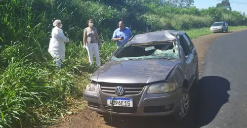 Carro capota e deixa duas pessoas feridas na PR-453