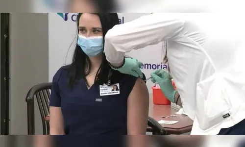 Enfermeira desmaia ao vivo após receber vacina contra covid; assista