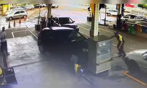 Motorista perde o controle da direção e atropela frentista