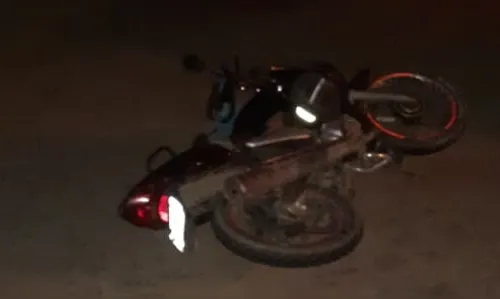 Motoqueiro na contramão bate em carro na esquina de madrugada