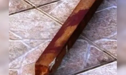 Homem é agredido a pauladas pelo próprio filho