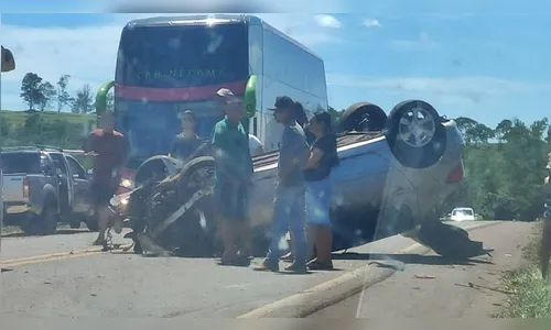 Carro capota e quase atinge ambulância na BR-369