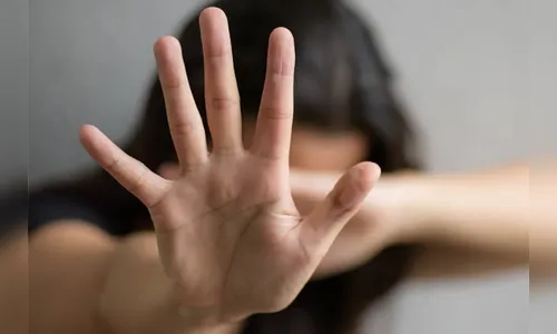 Homem vai preso após bater e ameaçar esposa com um facão