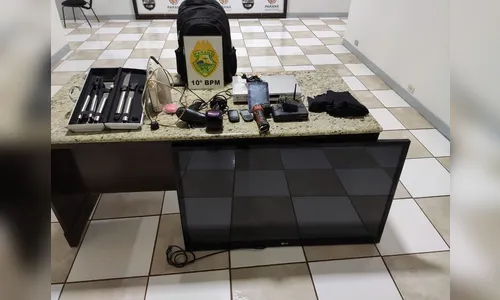 Após furtar casa, PM prende dois homens e diversos objetos