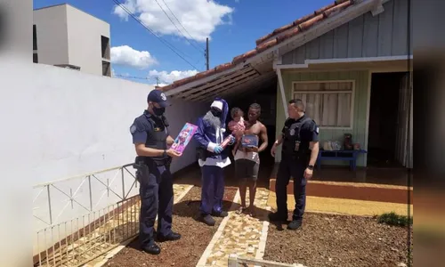 Guardas municipais entregam presentes de Natal para crianças