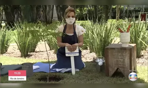 Ana Furtado planta árvore dedicada a Nicette Bruno em jardim da Globo