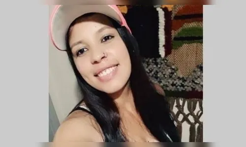 Homem mata ex-esposa na frente da família