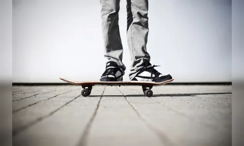 Adolescente que andava de skate é atropelado; motorista foge
