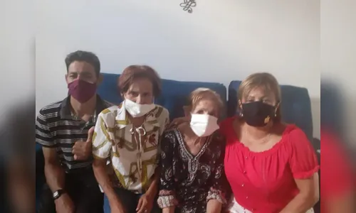 Após morar nas ruas por 19 anos, mulher volta a viver com a família