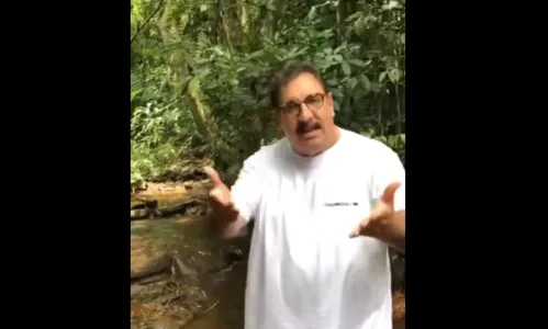 Apresentador Ratinho grava vídeo relembrando infância em Marumbi