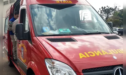 Jovem de 19 anos fica ferida após acidente entre moto e caminhonete