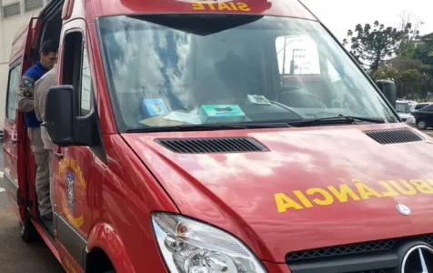 Jovem de 19 anos fica ferida após acidente entre moto e caminhonete