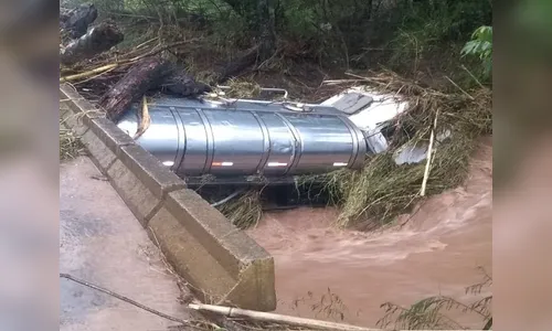Chuva forte carrega caminhão para o rio na região