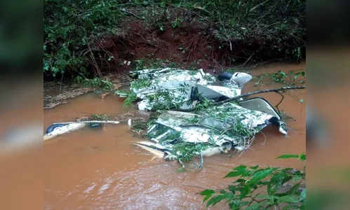 Avião cai dentro de rio no Paraná e provoca morte de quatro pessoas da mesma família