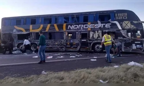 Ônibus tomba de madrugada e faz mais de 10 feridos no Paraná