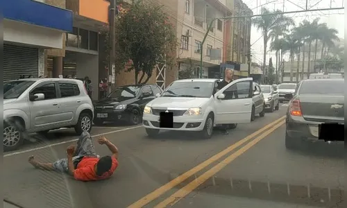 Homem se joga na frente de carros e para o trânsito em Apucarana; vídeo
