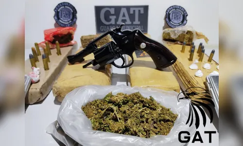 GM apreende arma, maconha e cocaína; três foram presos