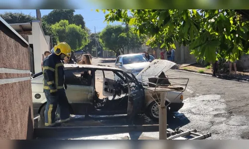 Carro pega fogo dentro da garagem e bombeiros são acionados