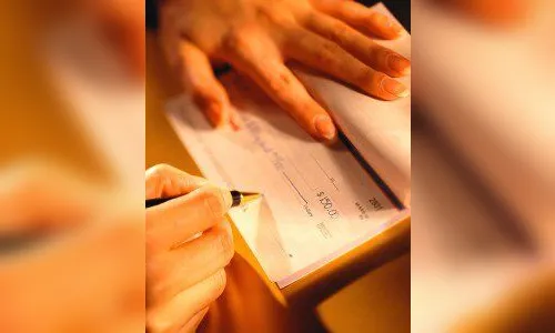 Homem compra produtos em bar e paga com cheque furtado