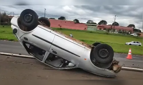Carro capota na BR-376; motorista sofre ferimentos