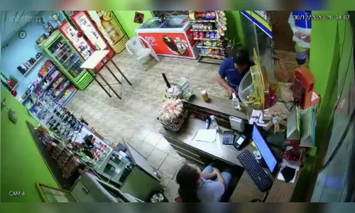 Posto de Jardim Alegre é assaltado por homem de bicicleta; vídeo