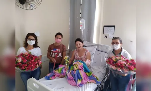 Voluntários entregam rosas aos pacientes do Hospital da Providência e Materno Infantil
