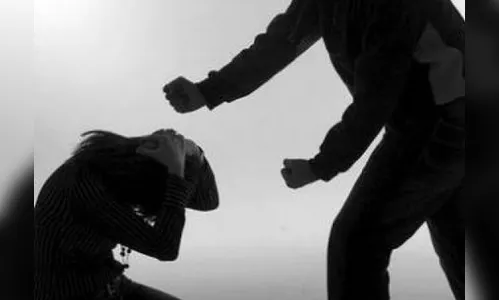 Agressor de mulher arremessa cadeira contra PM e tenta fugir de prisão