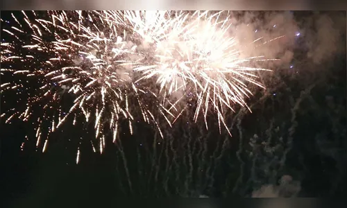 Virada do ano tem queima de fogos barulhentos em Curitiba e incidentes no interior