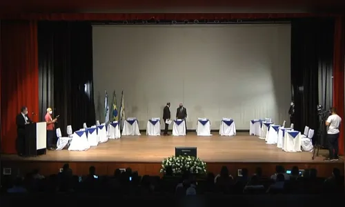 Prefeito de Apucarana e vereadores eleitos tomam posse; VEJA