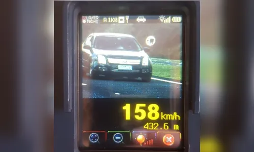 Radar da polícia flagra carro a quase 160 km/h no Paraná