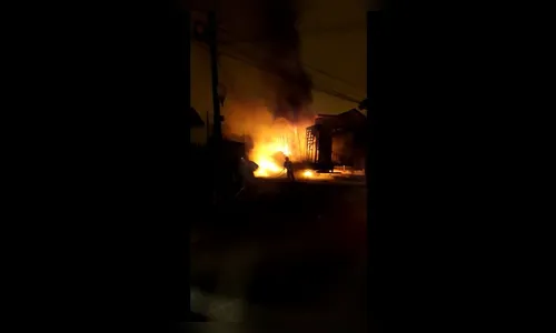 Bombeiros controlam incêndio em carreta carregada com espumas em Sarandi