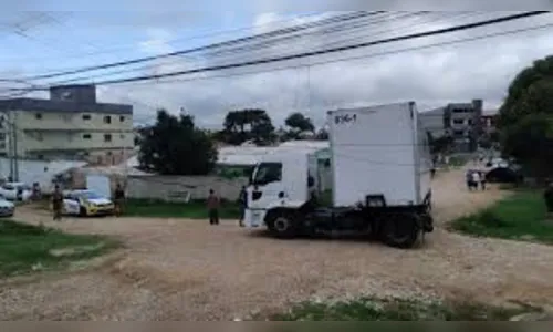 Caminhão enrosca na fiação elétrica e provoca queda de cerca de dez postes
