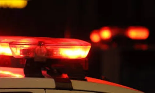 Ladrões fogem de populares após vítima escapar correndo