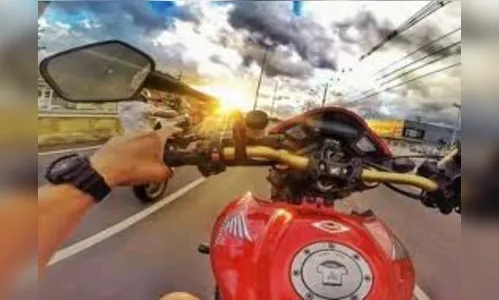 Motociclistas fogem da polícia pelas ruas de Bom Sucesso