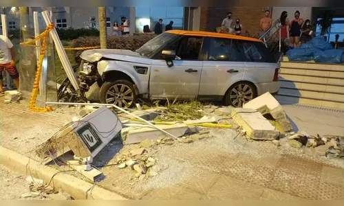 Motorista de Land Rover atropela mãe e filha e foge de linchamento
