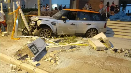 Motorista de Land Rover atropela mãe e filha e foge de linchamento
