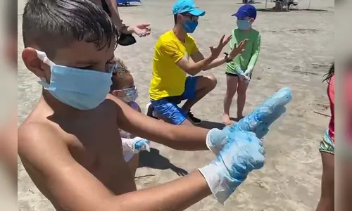 Acadêmicos orientam crianças sobre higiene das mãos