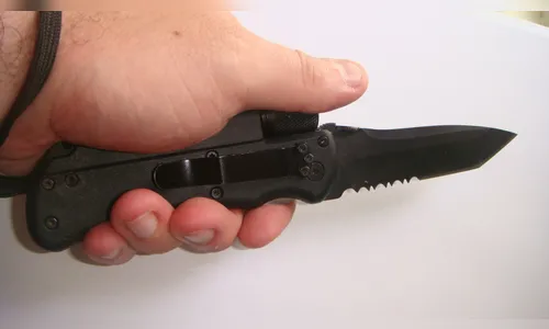 Mulher luta com assaltante armado com canivete e rende bandido