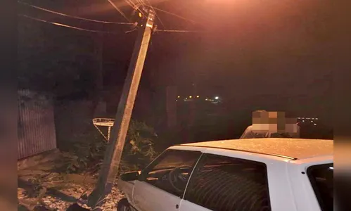 Adolescente bate carro e quebra poste em Faxinal