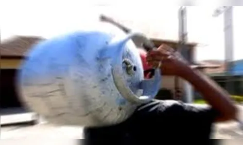 Homem tem botijão de gás furtado enquanto toma banho