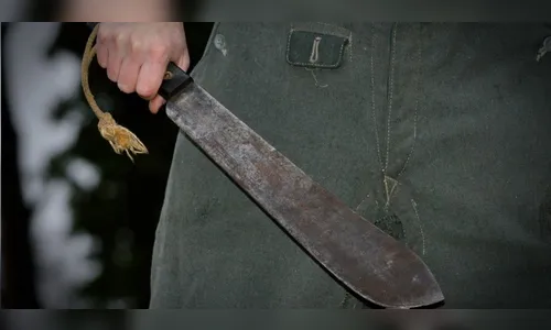 Homem agride companheira e realiza ameaças com facões