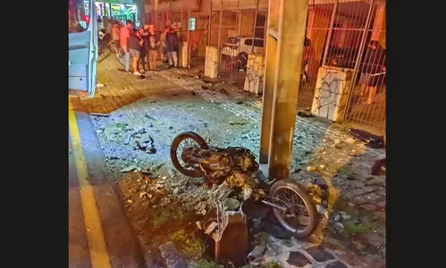 Motociclista é arremessada para dentro de condomínio e morre após acidente