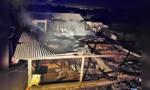 Incêndio destrói casa em chácara e família perde tudo