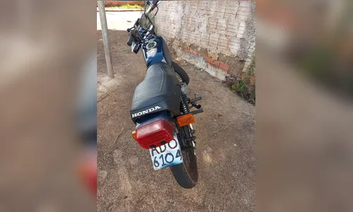 Moto com placa pintada a mão é apreendida com suspeito